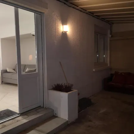 2 Pieces Avec Terrasse Proche Et Commerces