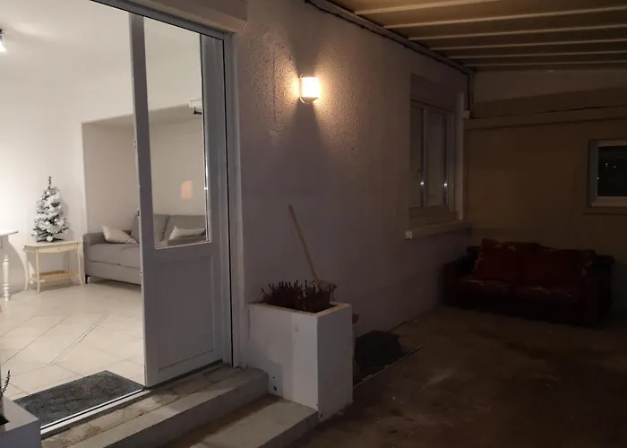 2 Pieces Avec Terrasse Proche Et Commerces